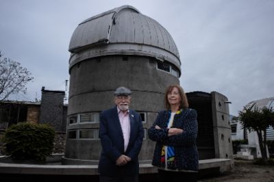 En el año ‘69, les hicieron una entrevista conjunta para El Mercurio donde los presentaron como “el futuro de la astronomía en Chile” y “las dos jóvenes promesas”.